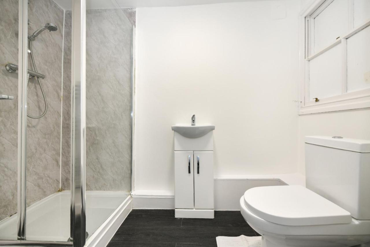 Waylen Street Apartment